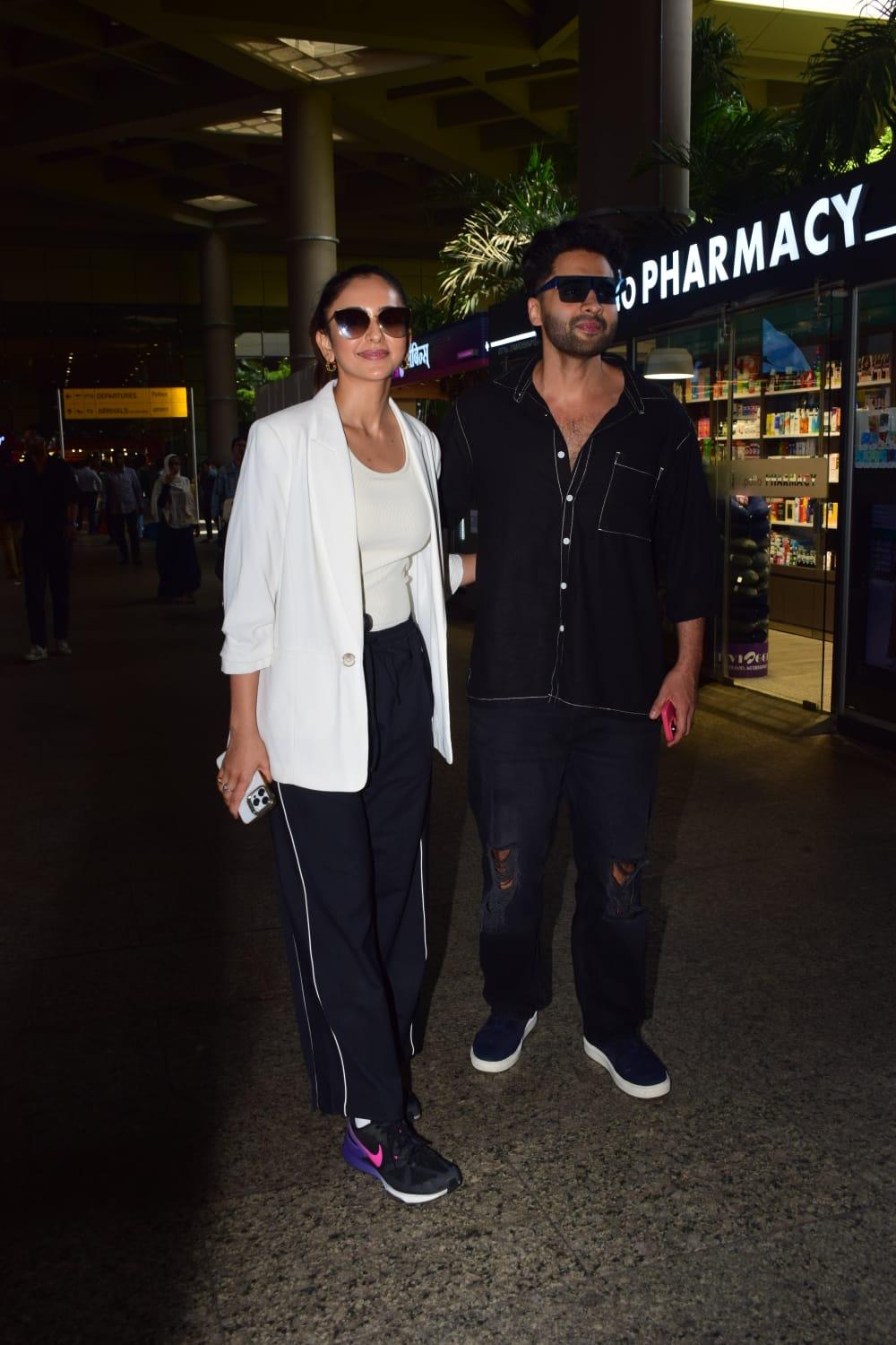 <p>Rakul Preet Singh and Jacky Bhagnani were spotted at the airport this morning. They gave the yin-yang vibes in black and white outfits.</p>